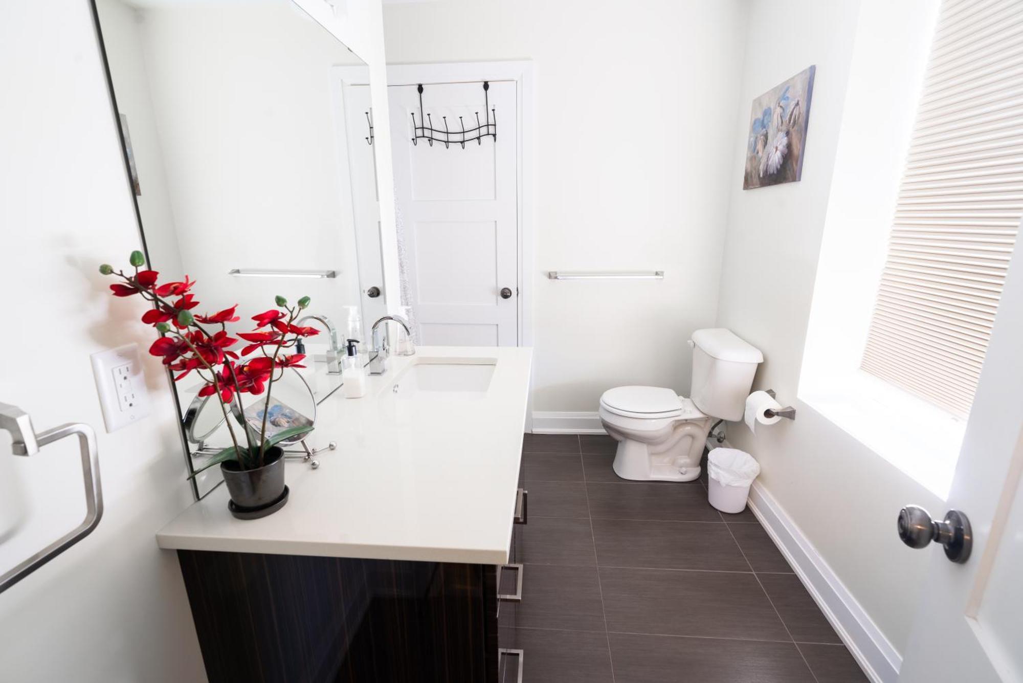 Spacious 3 Bedroom Apartment In Heart Of Niagara Thorold Eksteriør billede