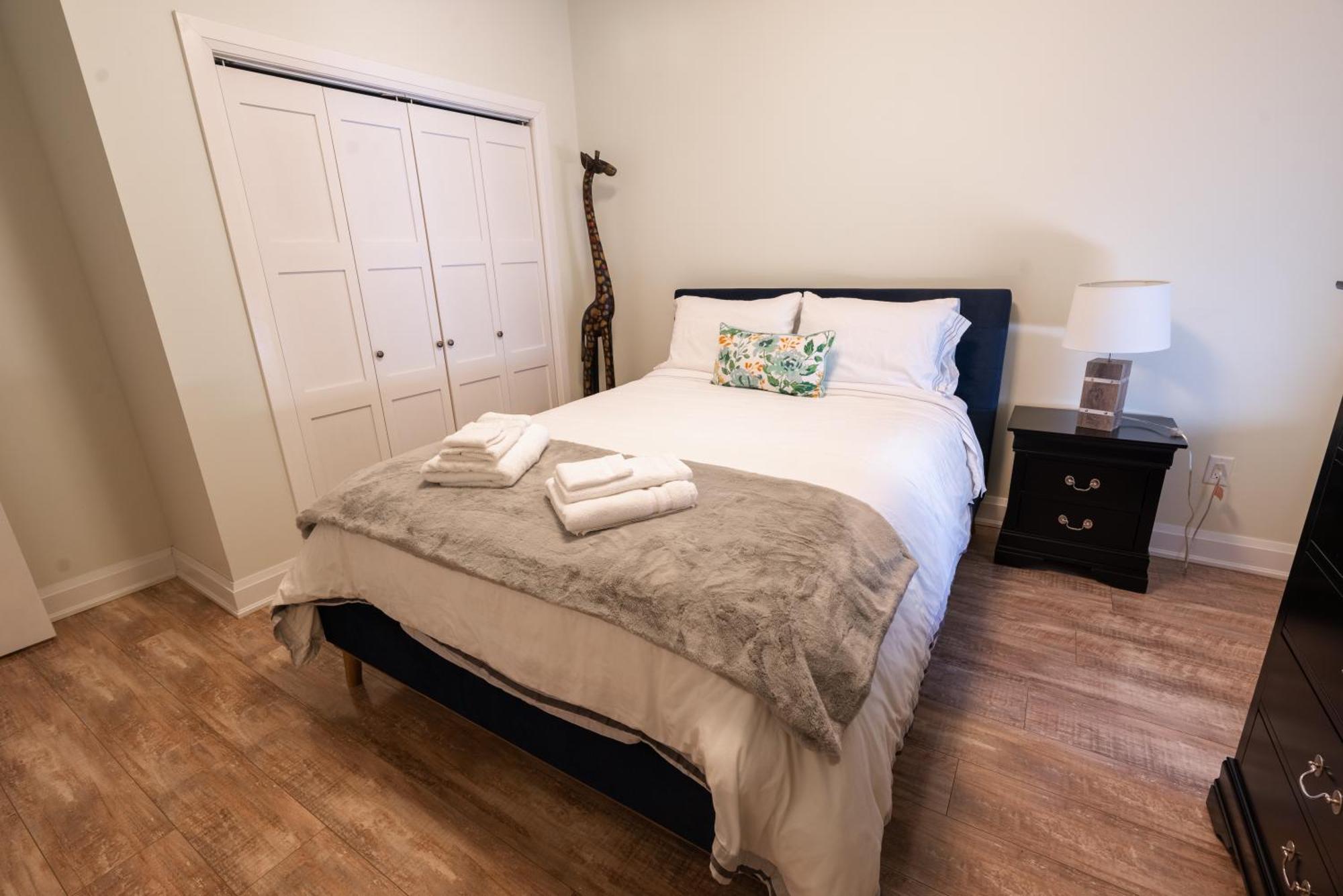 Spacious 3 Bedroom Apartment In Heart Of Niagara Thorold Eksteriør billede