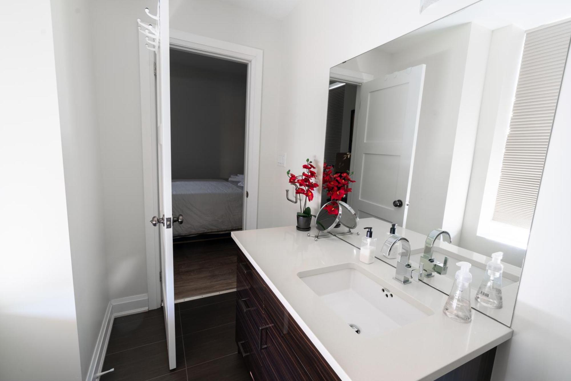 Spacious 3 Bedroom Apartment In Heart Of Niagara Thorold Eksteriør billede